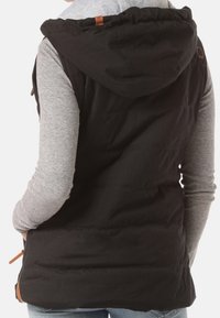 Schwarze wattierte Weste mit Kapuze, glatt strukturiert und mit braunen Lederakzenten. Die Rückansicht zeigt eine taillierte Form und Seitentaschen.