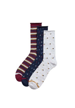 Tres pares de calcetines: a rayas color burdeos, marino con patrones multicolores, y gris claro con formas de rombos. Material de mezcla de algodón, de longitud crew.