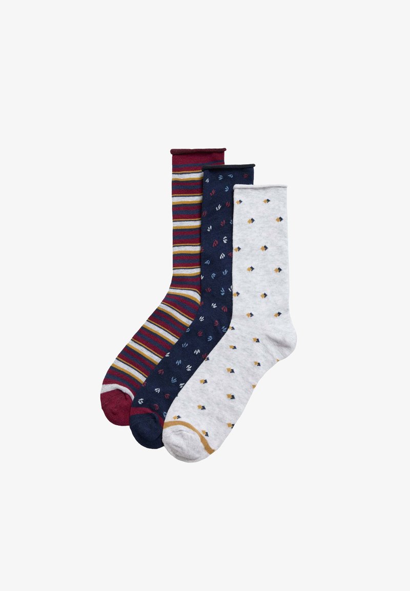Tres pares de calcetines: a rayas color burdeos, marino con patrones multicolores, y gris claro con formas de rombos. Material de mezcla de algodón, de longitud crew.
