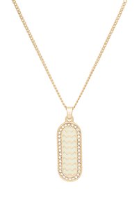 Guldfärgad halsband med en avlång berlock som har en texturerad krämfärgad mitt och en kant av klara kristaller, hängande på en länkad kedja.
