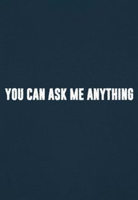 Tamnoplava majica s kratkim rukavima s izrazitim, istrošenim bijelim natpisom "MOŽEŠ ME PITATI IŠTA." Jednostavan dizajn, ležeran kroj.