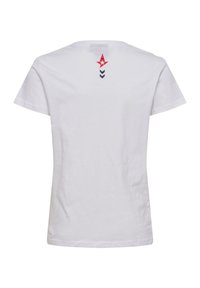 Hvid bomulds T-shirt med korte ærmer. Bagpå har den et rødt stjernesymbolet og en navy chevron grafik. Klassisk crew neckline, letvægtsstof.