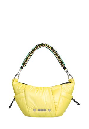 Gele gewatteerde handtas met zwarte ritssluiting, kleurrijke gevlochten handvat en zilverkleurige beslag op een witte achtergrond.