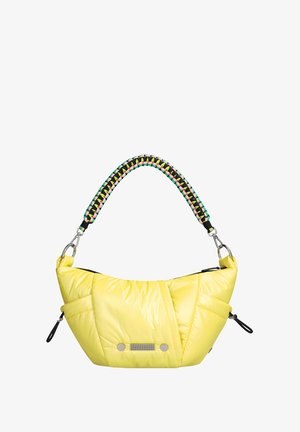 Sac à main matelassé jaune avec fermeture éclair noire, poignée tressée multicolore et ferrures argentées sur fond blanc.