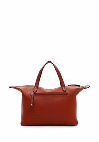 Punaiset teksturoituneet nahkakassit, joissa on kaksi kahvaa, etupuolella vetoketjullinen tasku ja minimaalista metalliosien käyttöä. Pehmeä, pyöreä muotoilu ja merkittävä koko.