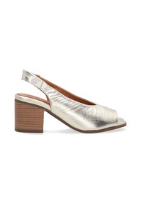 Metallic sølv slingback sko med åben tå, lav blokhæl og struktureret læderoverdel. Har syninger og en glat silhuet.