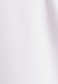 Texture de tissu blanc uni avec un motif subtil de tissage diagonal, présentant un dégradé doux de lumière et d'ombre.