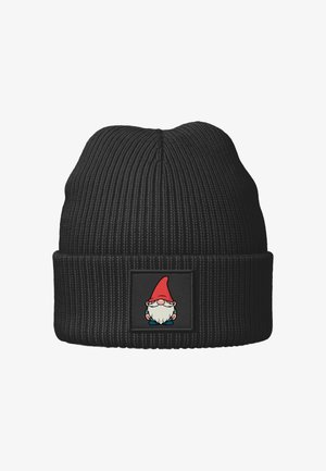 Schwarze, gerippte Strickmütze mit umgeschlagenem Bund und einem Aufnäher eines kleinen Gnoms mit roter Mütze und weißem Bart.