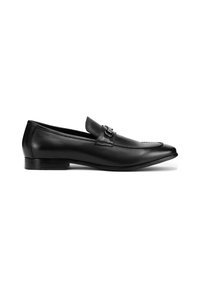 Mocasines de cuero negro con punta afilada, que presentan un panel frontal texturizado y un detalle de hebilla metálica. Tacón plano, acabado suave.