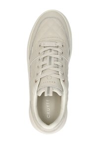 Lichtgrijze gewatteerde sneakers met een ronde neus, textuurleer en vetersluiting. Beschikt over subtiele stiksels en een logo op de tong.