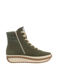 Botte montante en suède vert olive avec un laçage beige, fermeture éclair sur le côté et une épaisse semelle blanche avec un dessous marron.