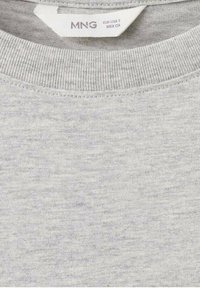 Harmaa puuvillainen t-paita, jossa on pyöreä kaula-aukko, pehmeä ja sileä rakenne sekä koko S -merkki MNG-brändillä.