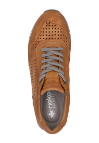 Bruna lädersneakers med perforerade sidor, grå snören, vadderad innersula och grå detaljer. Rundad tå, platt gummisula.