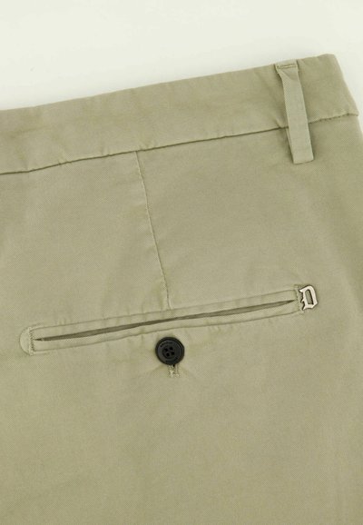Pantaloni beige con tasca posteriore, dotati di un bottone nero e un accento argentato. Tessuto morbido con una consistenza liscia e design sartoriale.