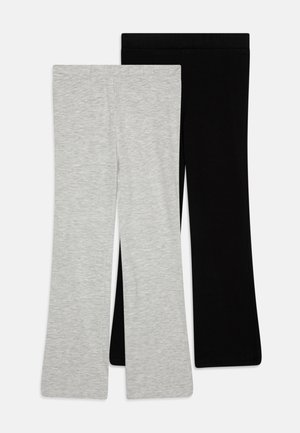 Twee paar flared leggings voor dames: één in lichtgrijs met een zachte textuur, de andere in volledig zwart, beide met een elastische tailleband.