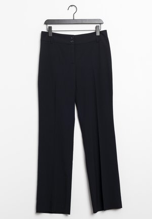 Pantalones negros con una textura suave, diseño de pierna recta, dos botones en la parte frontal y una cinturilla limpia colgando de un gancho negro.