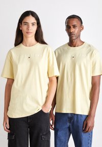 Tommy Jeans - LINEAR LOGO TEE  - Nyomott mintás póló - lemon zest Miniatűr kép 1