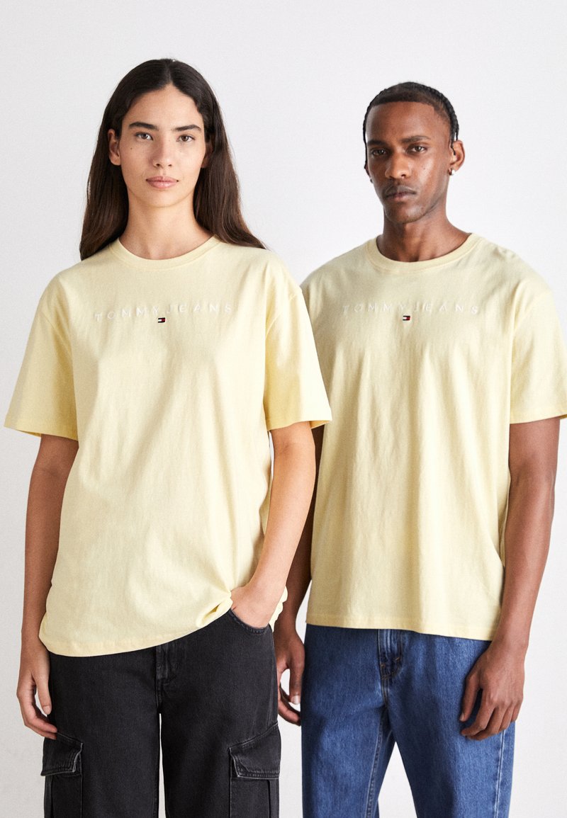 Tommy Jeans - LINEAR LOGO TEE  - Nyomott mintás póló - lemon zest, Nagyítás