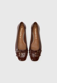Brune lærflats med en teksturert finish, med tre dekorative stropper med gullspenner og en avrundet tådesign.