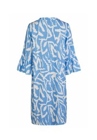 Blaues Kleid mit einem weißen abstrakten Muster, kurzen Rüschensäumen und einem runden Halsauschnitt, gefertigt aus einem leichten Stoff.