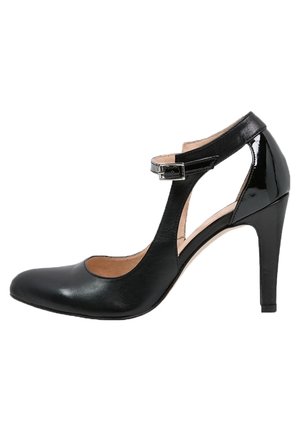 Sort læder højhælede sko med spidse tæer, ankelrem og en blank finish. Har en polstret inderside for komfort.