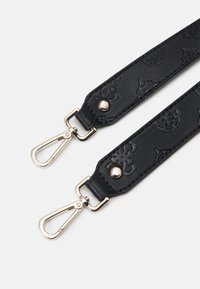 Cinghia in pelle nera con motivi impressi, dotata di accessori in metallo e due ganci girevoli per il fissaggio. Texture liscia e design robusto.
