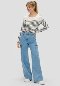 s.Oliver SURI RISE WIDE -TASCHEN - Flared Jeans - blau