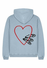 Felpa leggera blu con cappuccio, caratterizzata da un cuore ricamato rosso e da un design di spille di sicurezza nere sul retro. Materiale morbido con polsini e orlo a coste.