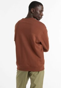 New Balance SMALL LOGO FRENCH CREW - Sweatshirt - brown