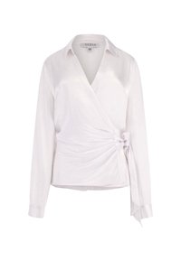 Balta apvyniota bliuska, pagaminta iš satino audinio, su V formos iškirpte, ilgomis rankovėmis ir su šonu surišamu detaliu, užtikrinančiu reguliuojamą pritaikymą.