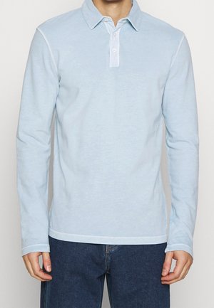 Helles blaues Langarm-Polohemd aus weicher Baumwolle, mit klassischem Kragen, Knopfleiste und Kontrastnähten.