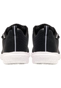 Scarpe da ginnastica nere in rete con suola bianca, caratterizzate da una superficie testurizzata, linguette di supporto e una striscia grigia a contrasto sul tallone.