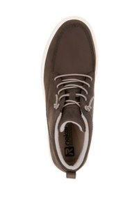 Sneaker in pelle marrone con suola in gomma bianca, punta rotonda e lacci a contrasto. Presenta un colletto imbottito e un logo all'interno.