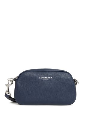 Sac bandoulière en cuir grainé bleu marine avec une quincaillerie argentée et le logo "LANCASTER PARIS" sur le devant.