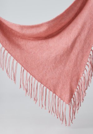 Sciarpa a forma di triangolo in morbido tessuto color corallo, con bordi frangiati e una texture liscia. Design leggero adatto per essere sovrapposto.