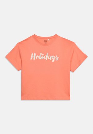 T-shirt court corail à manches courtes avec col rond et inscription "Holidays" en motif floral blanc sur la poitrine.