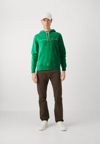 Tommy Hilfiger LOGO HOODY - Mikina s kapucňou - olympic green