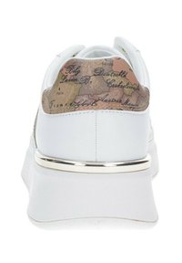 Sneaker bianco con un pannello posteriore testurizzato con un design a mappa, accentuazione metallica lungo la suola e colletto imbottito per il comfort.