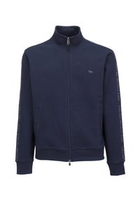 Morski zip-up dukserica izrađena od teksturirane tkanine, s dva bočna džepa, visokim ovratnikom i logotipom otisnutim duž rukava.