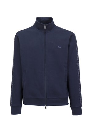 Morski zip-up dukserica izrađena od teksturirane tkanine, s dva bočna džepa, visokim ovratnikom i logotipom otisnutim duž rukava.