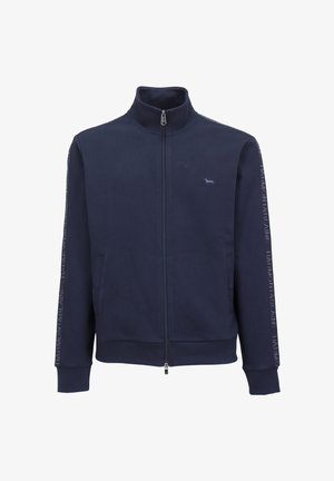 Morski zip-up dukserica izrađena od teksturirane tkanine, s dva bočna džepa, visokim ovratnikom i logotipom otisnutim duž rukava.