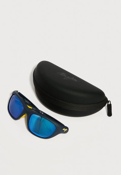 Γυαλιά ηλίου τύπου wraparound με μπλε φακούς και μαύρο-κίτρινο πλαίσιο δίπλα σε μαύρη σκληρή θήκη με φερμουάρ και λογότυπο στην κορυφή.