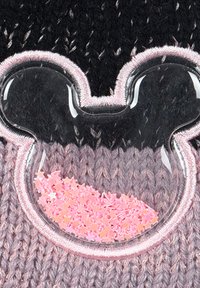 La tela de punto en negro y suave púrpura presenta un bolsillo de plástico transparente con forma de cabeza de ratón, lleno de lentejuelas en forma de estrella rosa.