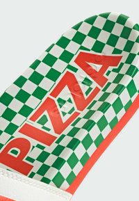 Scivolo a scacchi verdi e bianchi con testo rosso "PIZZA", dotato di una suola in gomma testurizzata e un accento arancione lungo il bordo.