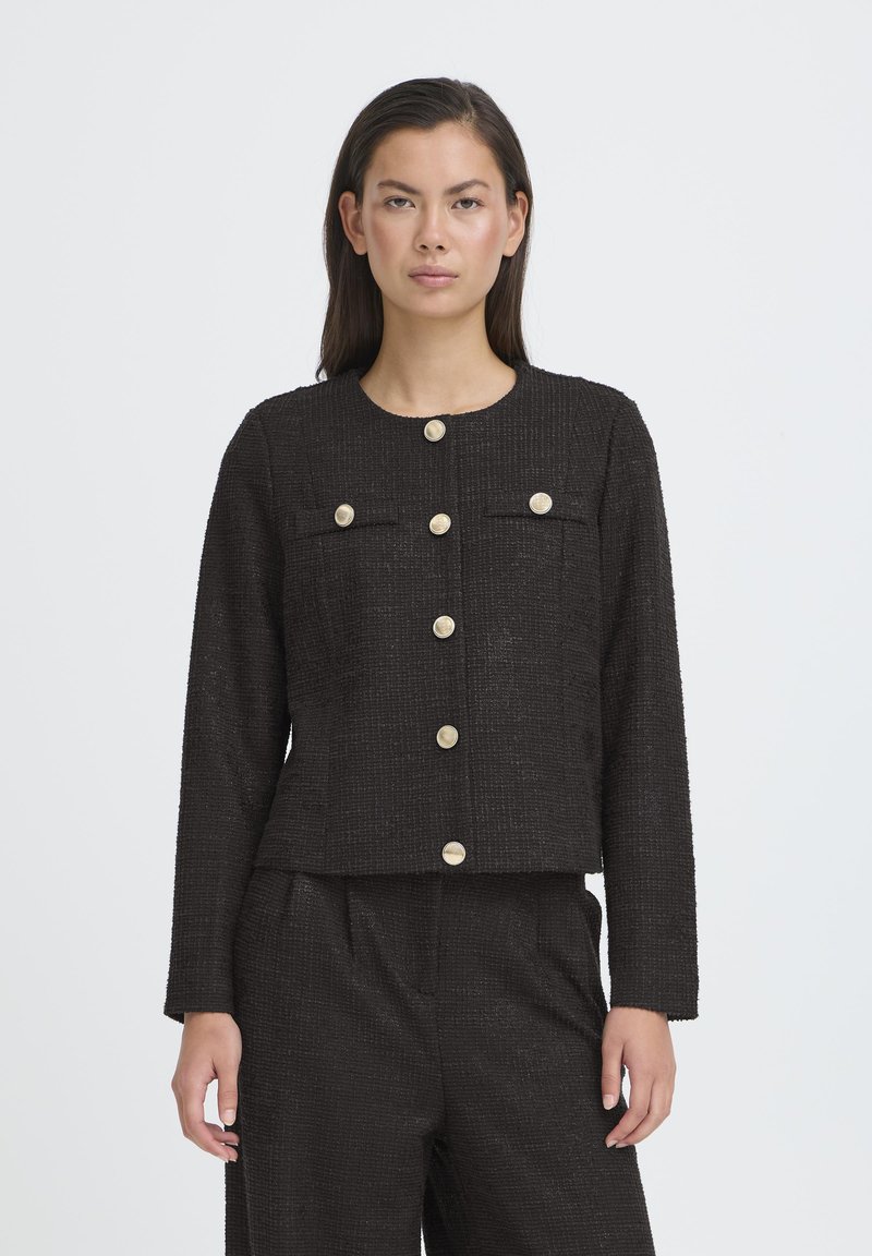 Giacca nera con trama, dal design corto, scollo rotondo e tasche frontali, caratterizzata da grandi bottoni dorati come dettagli.