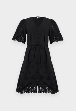 Černé šaty do kolen s výstřihem do V, krátkými nabíranými rukávy, zapínáním na knoflíky vpředu, zavazováním v pase a vroubkovanými dírkovanými krajkovými detaily na rukávech a lemu.
