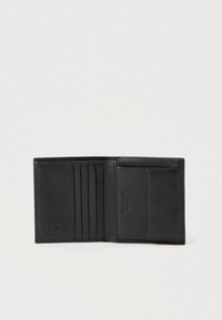 Zwart leren portemonnee met meerdere kaartsleuven en een vak. Gladde textuur met gegraveerde merksdetails aan de binnenkant.