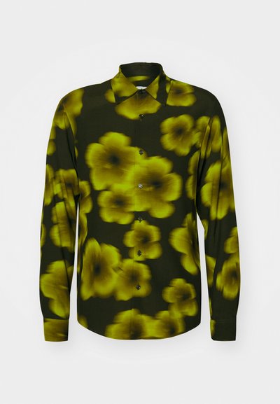 Sötétzöld, hosszú ujjú ing, sárga virágmintával, klasszikus gallérral, gombos elülső résszel és egyenes mandzsettákkal. Simaszövet-textúra.