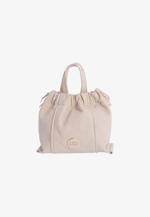 Bolso acolchado de color beige pálido con parte superior fruncida, dos asas cortas y un acento de logo dorado. Presenta una textura suave y una forma estructurada.