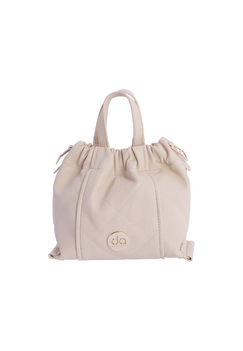 Bolso acolchado de color beige pálido con parte superior fruncida, dos asas cortas y un acento de logo dorado. Presenta una textura suave y una forma estructurada.